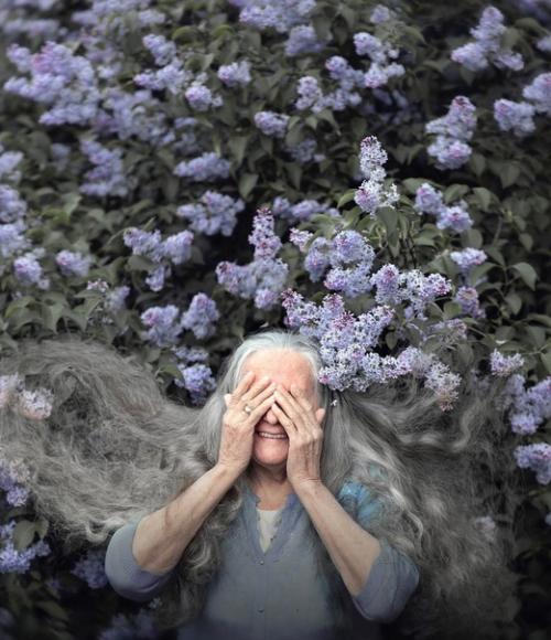 Бабушки тоже любят цветы. 02