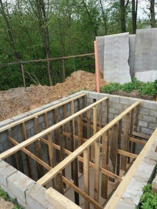 А мы тоже сделали себе погреб на дачу своими руками. 02