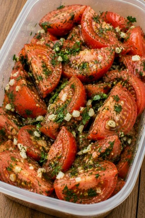 Маринованные помидоры с чесноком быстрого приготовления.

