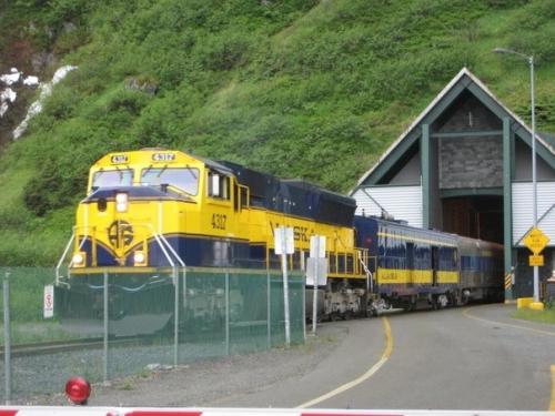 Жители города уиттиер на Аляске вполне комфортно чувствуют себя, проживая в одном 14-этажном здании, построенном в 1956 году. 05