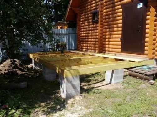 Прошлым летом делал веранду к своему дому. 01