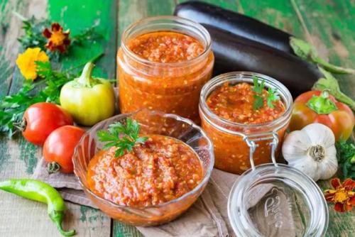 Как насчет вкусной и ароматной аджики, которая так замечательно сочетается с нашим любимым шашлычком? 01