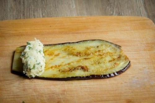 Рулетики из баклажанов с сыром и чесноком. 05