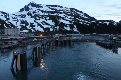 Жители города уиттиер на Аляске вполне комфортно чувствуют себя, проживая в одном 14-этажном здании, построенном в 1956 году. 01