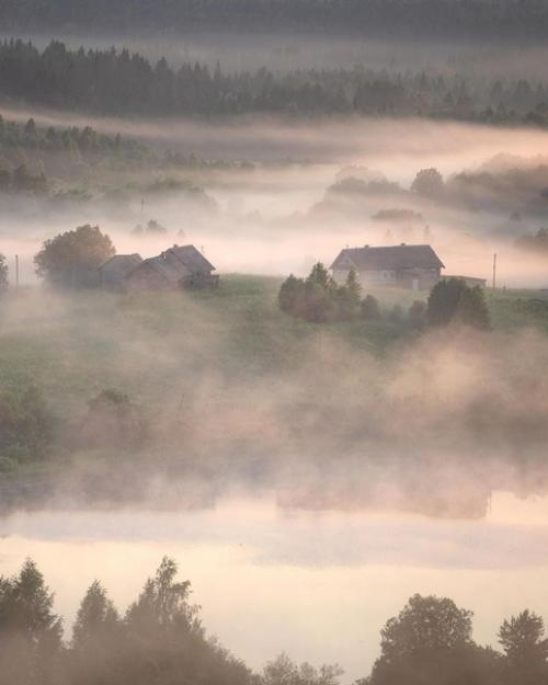 Утренние туманы над деревней. 04