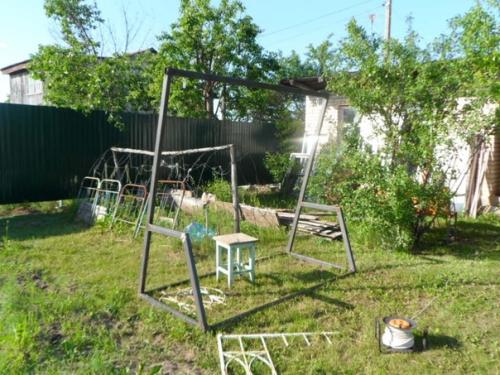 Строго не судите, первый опыт, сделал своими руками садовые качели. 01