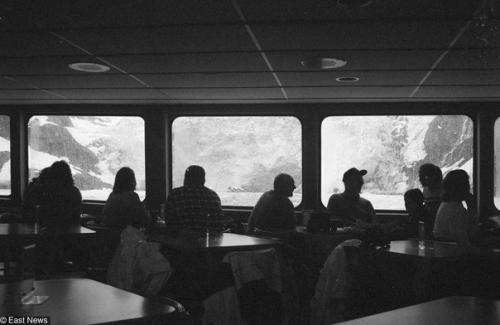 Жители города уиттиер на Аляске вполне комфортно чувствуют себя, проживая в одном 14-этажном здании, построенном в 1956 году. 02