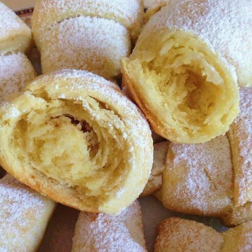 Рогалики Очень вкусные мягкие рассыпчатые рогалики просто тают во рту. Рогалики. 
Очень вкусные, мягкие, рассыпчатые рогалики, просто тают во рту.