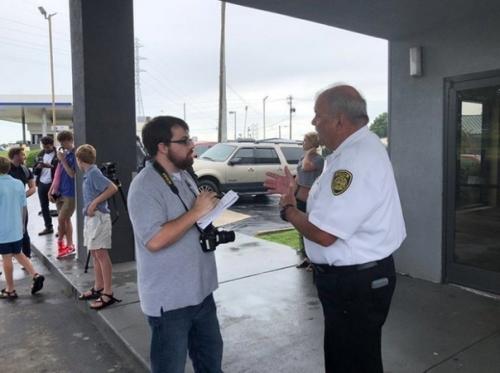 У парня сломалась машина и он прошел 22 км ночью, чтобы успеть на работу и получил за это автомобиль от директора! 04