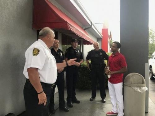 У парня сломалась машина и он прошел 22 км ночью, чтобы успеть на работу и получил за это автомобиль от директора! 03