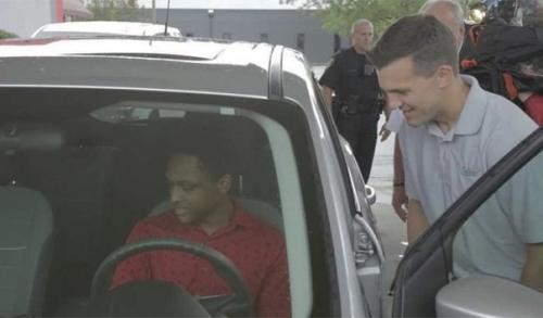 У парня сломалась машина и он прошел 22 км ночью, чтобы успеть на работу и получил за это автомобиль от директора! 06