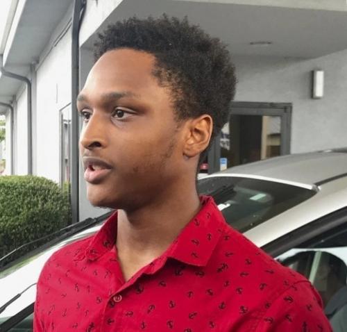 У парня сломалась машина и он прошел 22 км ночью, чтобы успеть на работу и получил за это автомобиль от директора! 02