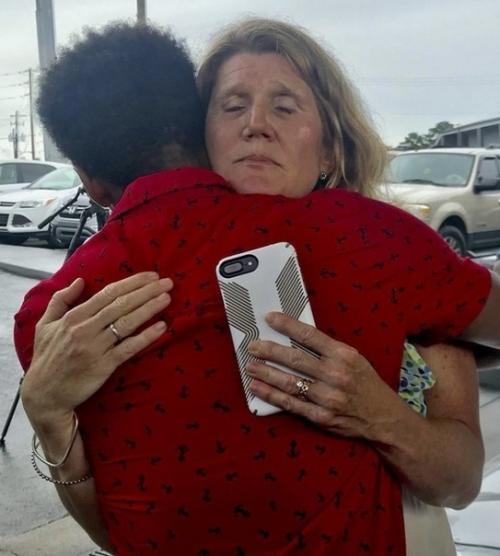 У парня сломалась машина и он прошел 22 км ночью, чтобы успеть на работу и получил за это автомобиль от директора! 05