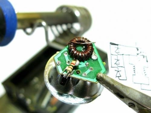 Предлагаю вам сделать самодельный фонарик, работающий на воде! 06 Предлагаю вам сделать самодельный фонарик, работающий на воде! 06