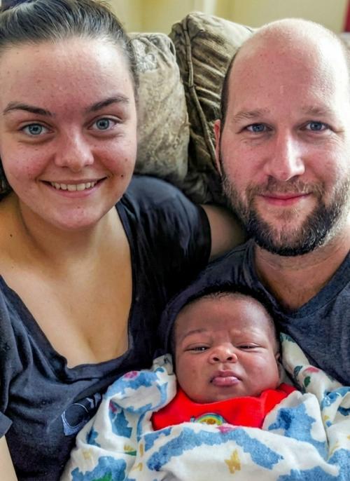 Американская пара оказалась в центре внимания после того, как их новорождённый малыш родился с кожей значительно темнее, чем у обоих родителей. 02