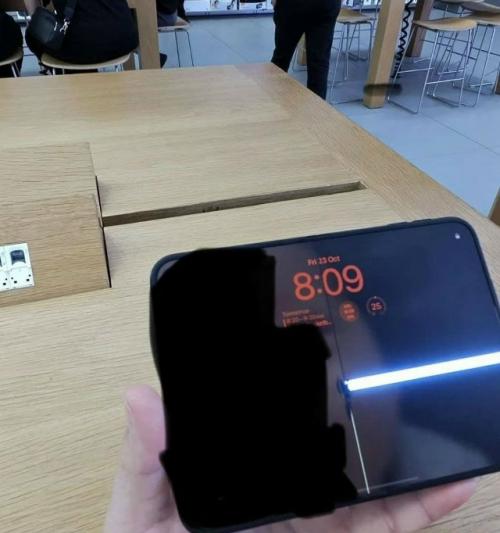 Новенькие Iphone Duo начали ломаться прямо на глазах покупателей. 01