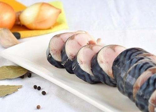 Скумбрия маринованная.  Можно, конечно, купить в супермаркете готовую маринованную скумбрию. 01 Скумбрия маринованная.  Можно, конечно, купить в супермаркете готовую маринованную скумбрию. 01