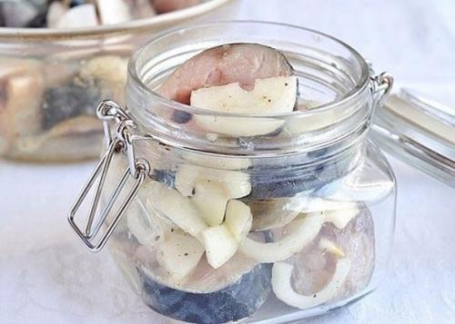 Скумбрия маринованная.  Можно, конечно, купить в супермаркете готовую маринованную скумбрию. 02 Скумбрия маринованная.  Можно, конечно, купить в супермаркете готовую маринованную скумбрию. 02