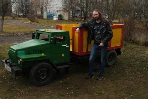 Руки у него и вправду золотые. 03