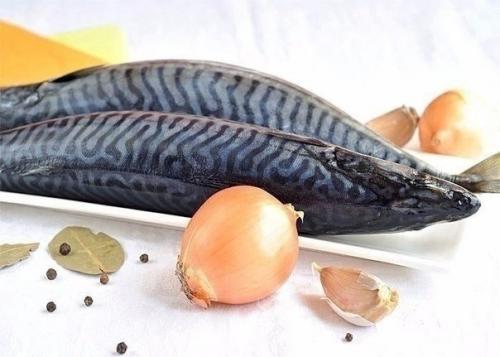 Скумбрия маринованная.

Можно, конечно, купить в супермаркете готовую маринованную скумбрию.  