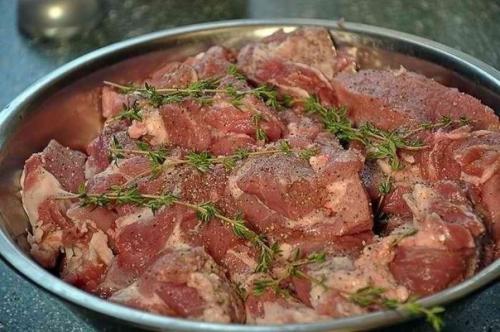 Мясо по-французски.   Приготовить мясо так чтобы оно получилось ароматным, нежным и тающим во рту получается далеко не каждый раз. 02