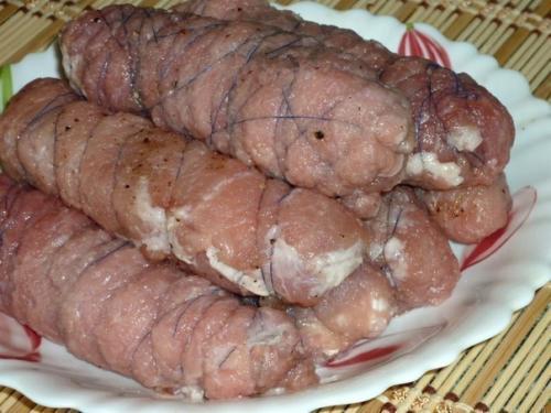 Мясные рулетики. Мясные рулетики - блюдо, с которым можно экспериментировать бесконечно, выбирая любую начинку и способы приготовления. 04