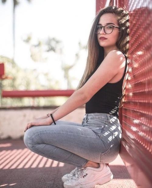 Иногда всего лишь одна деталь на фото способна создать необходимое настроение, атмосферу и завершить образ. 05