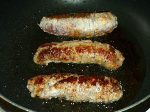 Мясные рулетики. Мясные рулетики - блюдо, с которым можно экспериментировать бесконечно, выбирая любую начинку и способы приготовления. 06