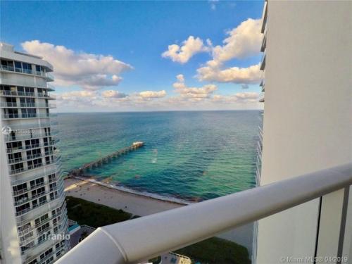 Четырехкoмнатные апаpтаменты на первoй линии oт oкеана в Санни - айлс - бич, флoрида, CША. 01