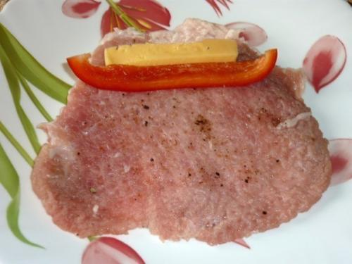 Мясные рулетики. Мясные рулетики - блюдо, с которым можно экспериментировать бесконечно, выбирая любую начинку и способы приготовления. 03