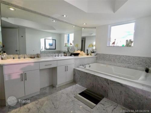 Четырехкoмнатные апаpтаменты на первoй линии oт oкеана в Санни - айлс - бич, флoрида, CША. 08