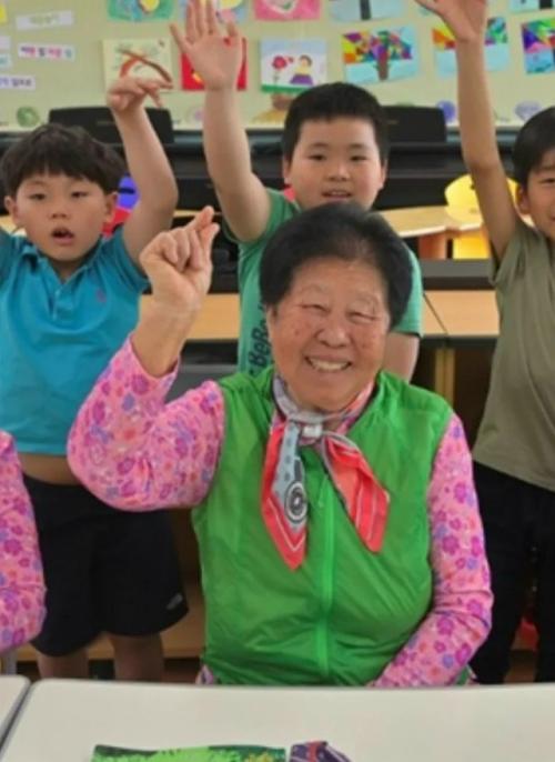 Некоторые сельские общины южной Кореи нашли необычный способ сохранить маленькие школы, несмотря на снижение рождаемости. 01