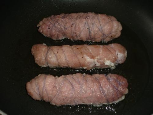 Мясные рулетики. Мясные рулетики - блюдо, с которым можно экспериментировать бесконечно, выбирая любую начинку и способы приготовления. 05