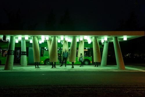 В Швеции вместо скамеек на автобусных остановках сделали ограждения, которые защищают от снега и вращаются, чтобы можно было отвернуться от ветра. 02