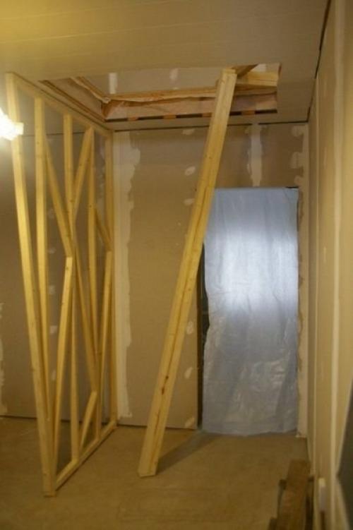 Оригинальная лестница на второй этаж в баньке. 01