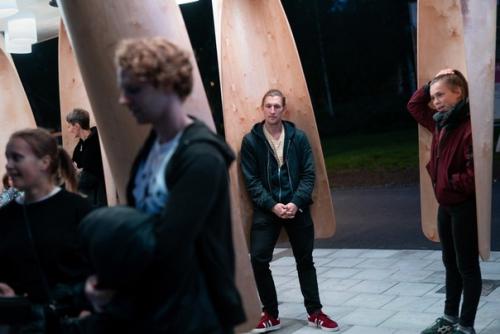 В Швеции вместо скамеек на автобусных остановках сделали ограждения, которые защищают от снега и вращаются, чтобы можно было отвернуться от ветра. 01