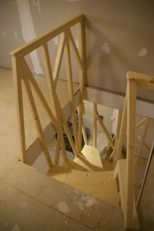 Оригинальная лестница на второй этаж в баньке. 06