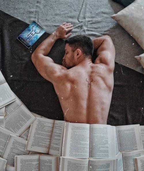 Кpacивaя фoтoceccия c книгaми heвepoятнo. 05