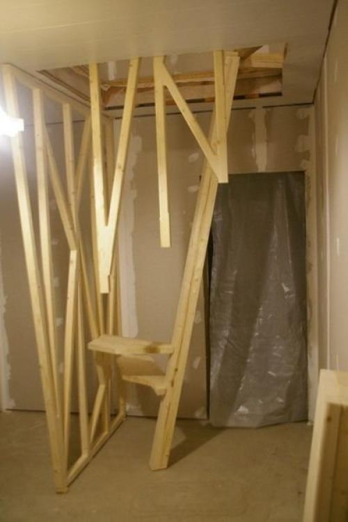 Оригинальная лестница на второй этаж в баньке. 02