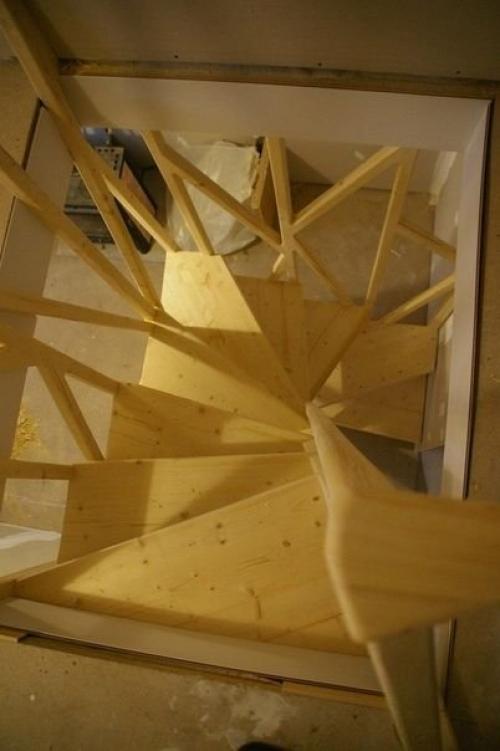 Оригинальная лестница на второй этаж в баньке. 05