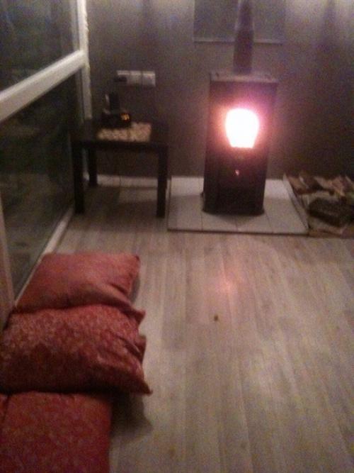 А мы с женой подготовились и сделали на зиму вот такую беседку. 01