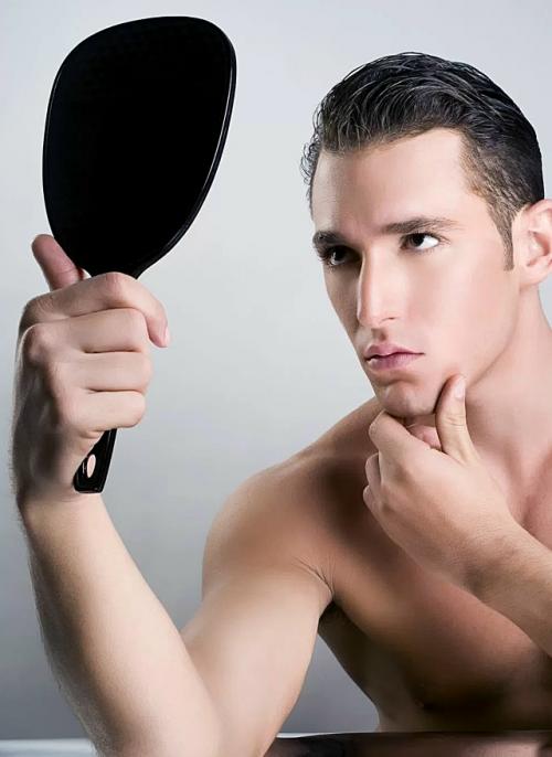 Учёные выяснили, что здоровый нарциссизм может приносить пользу и в жизни, и в карьере. 01