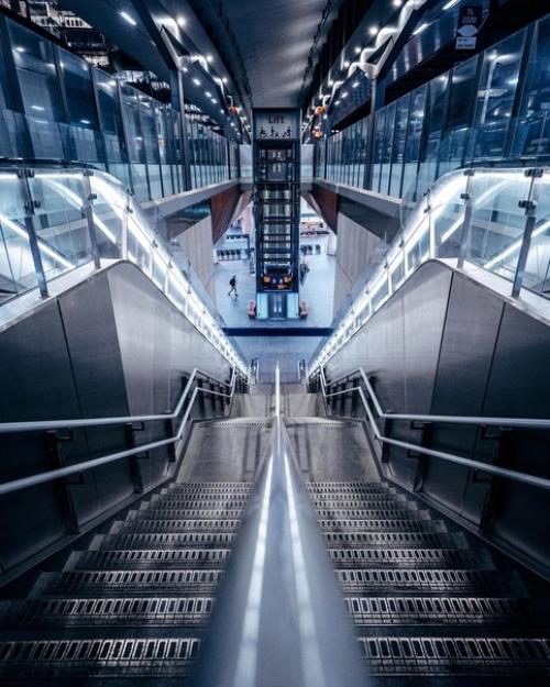 Торжество ведущих линий в урбанистических очерках уличного фотографа Tom Wright. 07