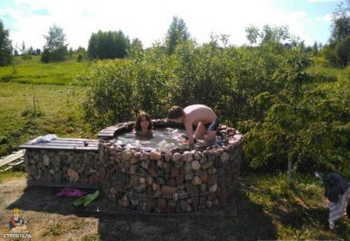 Смастерил летом купель на даче из того, что было. 09