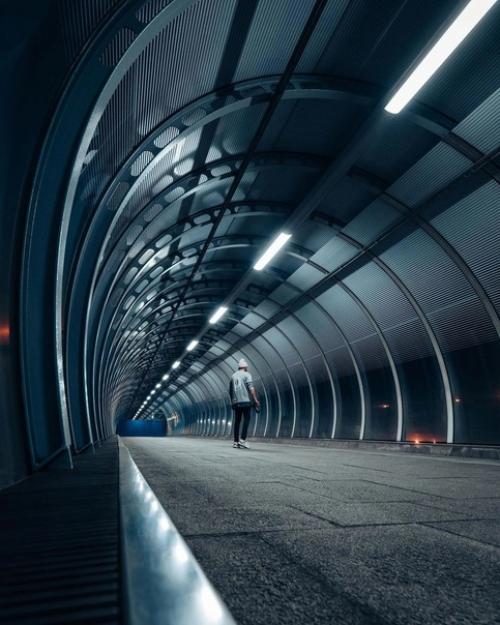 Торжество ведущих линий в урбанистических очерках уличного фотографа Tom Wright. 02