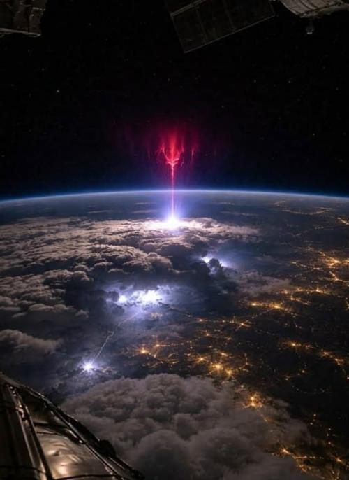 Астронавт на борту мкс запечатлел одно из самых редких атмосферных явлений - спрайты и голубые джеты в верхних слоях атмосферы. 02