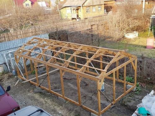 Вот такую теплицу построили на нашем участке, оцените работу. 03