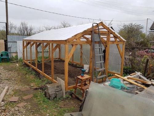 Вот такую теплицу построили на нашем участке, оцените работу. 02