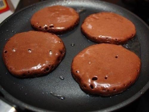 Шоколадные оладьи. Эти невероятно вкусные шоколадные оладьи помогут сделать утро идеальным. 03