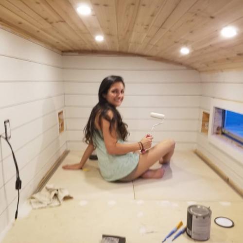 Семейная пара из Орландо в 2019 году купила старый школьный автобус. 03